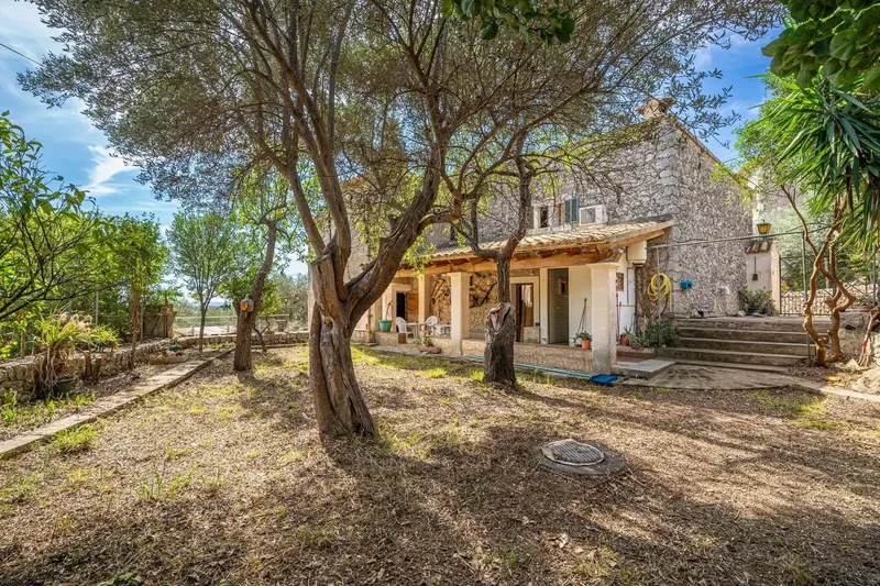 Located in the privileged enclave of Binibona, at the foot of the Sierra de Tramuntana, this unique property stands out for its character — photo 3
