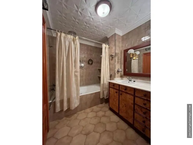 Rental of penthouse on Calle de l'Arquitecte Gaudí — photo 12