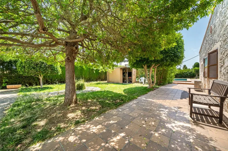 We present this exclusive rustic finca with pool and garden just minutes from Inca. — photo 4