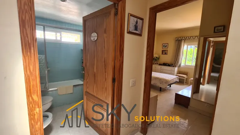 Sky Solutions sells exclusive detached house with 25 m2 pool, just 100 meters from the beach, in Playa de Palma. Enjoy a — photo 12