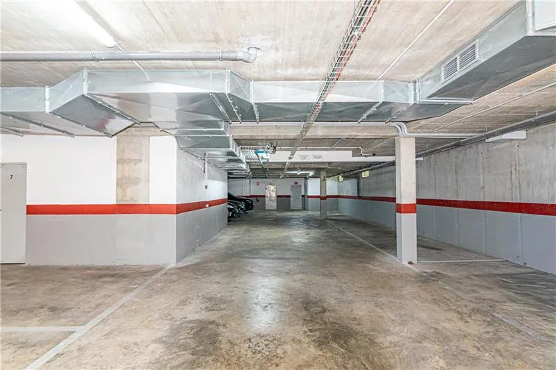 Semi-new penthouse in a residential complex with swimming pool in the Colegios area — photo 10