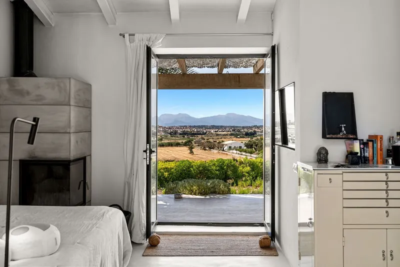Serenity and boundless views: Three buildings on a hilltop near Montuïri — photo 8
