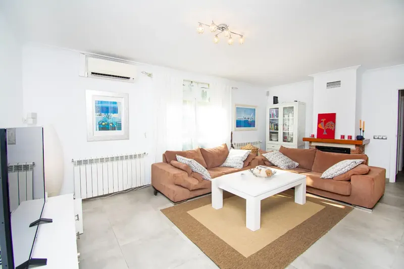We present this elegant detached chalet in Peguera, Calvià, completely renovated, combining style, comfort and privacy in a — photo 3