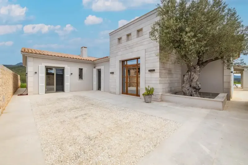 This impressive country villa is situated on a huge elevated plot and is offered for sale near the village of Es Capdellà, Calvià. — photo 7