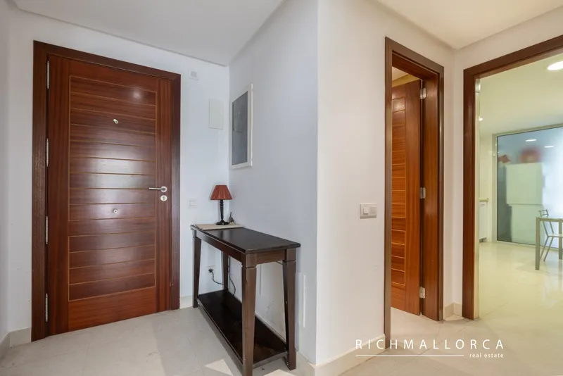 Spacious 4-bedroom apartment with terrace and sea views in Sol de Mallorca — photo 11