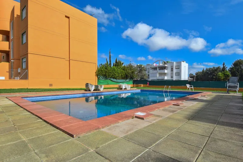 Apartment with community pool — photo 2