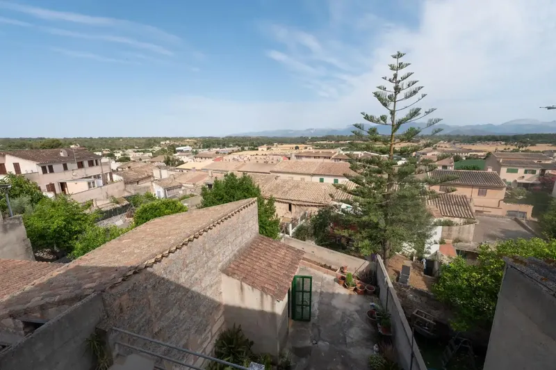 For sale: bare ownership of this fabulous village house in the charming municipality of Sineu, where tradition and modernity come together — photo 1
