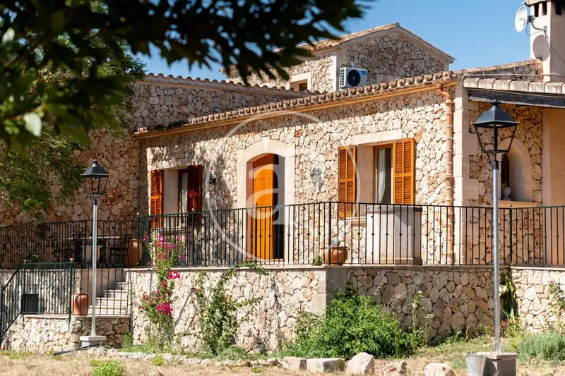 Casa con piscina en alquiler en Carrer Ruberts — photo 4