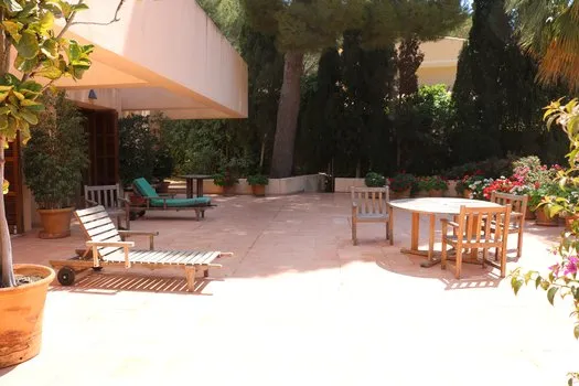 Villa with tennis court — photo 8