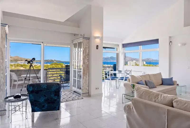 This impressive penthouse for sale in Puerto Pollensa offers stunning, unobstructed sea views, as well as a combination ex — photo 6