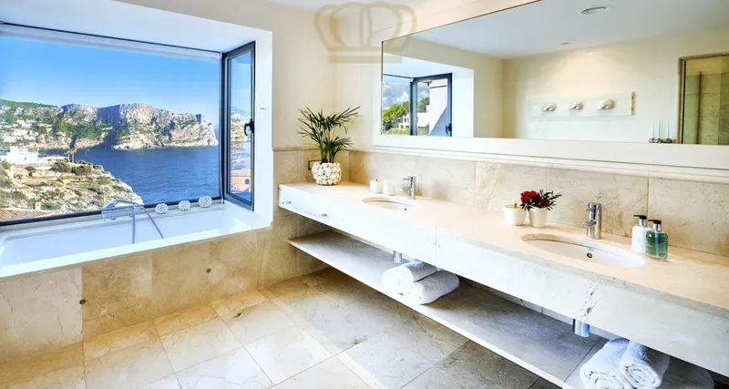 Luxurious first-line sea view villa with pool in Port Andratx - for rent — photo 7
