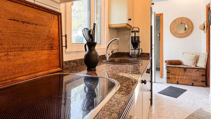 Property with 6 rooms, 3 bathrooms, pool & guest house for sale — photo 11