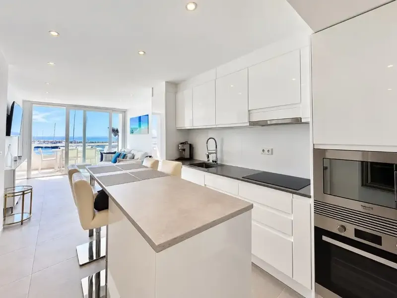 Elegante apartamento moderno en una ubicación privilegiada en primera línea de mar en El Toro, a pocos pasos de Port Adriano. — photo 4