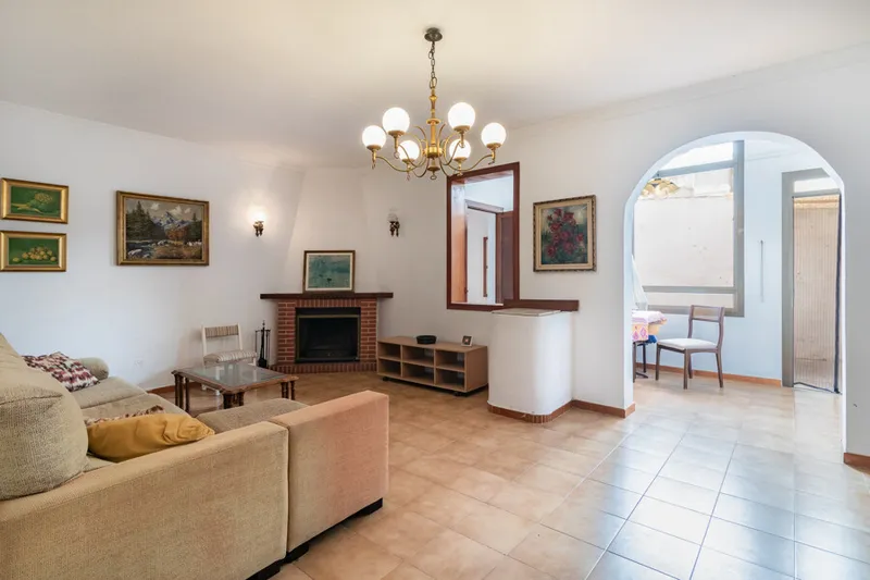 Traditional House with Rooftop Terrace offering lots of Possibilities in Prime Molinar Location — photo 4