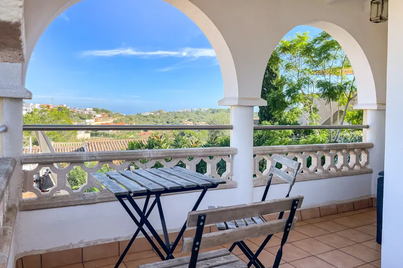 Modern semi-detached house with two bedrooms, garden, large terrace area and distant sea views — photo 1