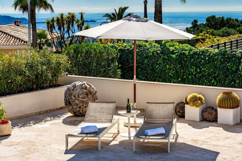 Exclusive villa in a prestigious residential area with spectacular sea views — photo 4