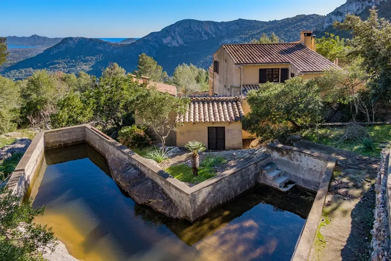 Pollença quiet location country property for sale with mountain view and covered terrace — photo 1