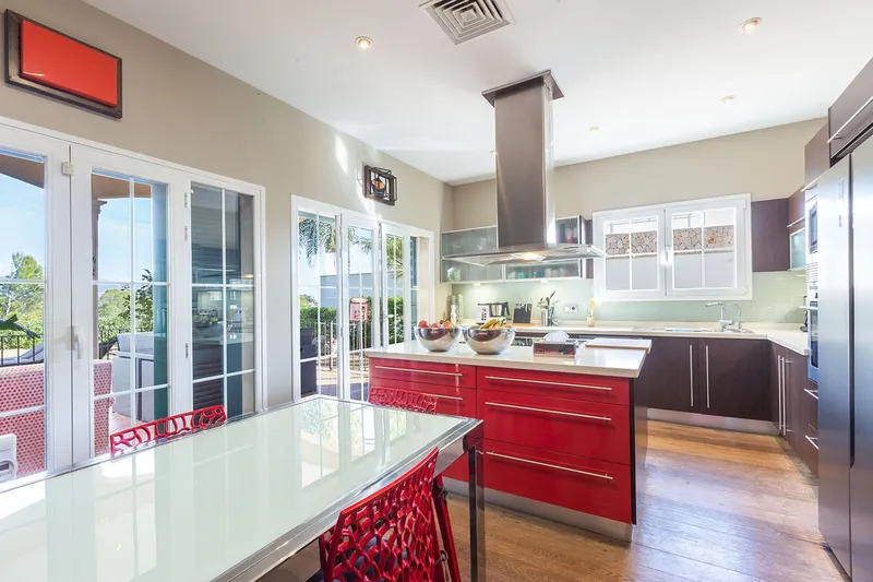 Spacious Mediterranean villa in a quiet residential area near the beach — photo 8