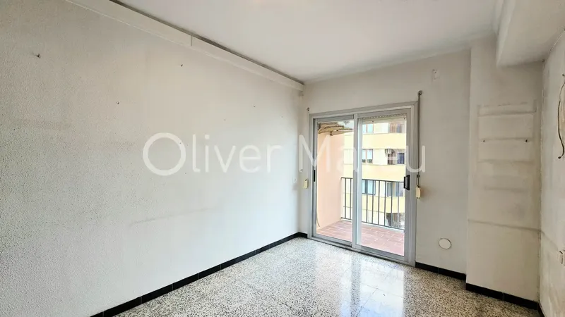 Fifth floor with elevator in Bons Aires area, just 10 minutes from the center. It has 105 m² usable with 4 bedrooms, three double — photo 8