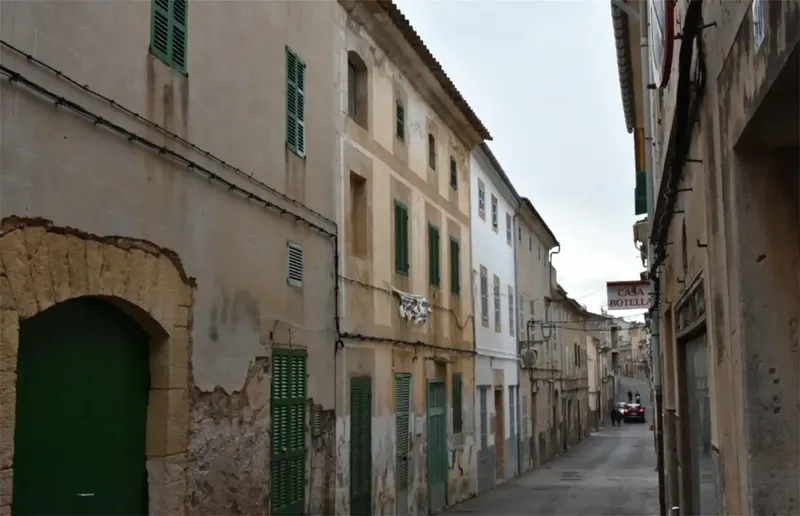 House for sale at Carrer Major 25, needs renovation. Private sale, no intermediaries. Includes a basic renovation project. — photo 1
