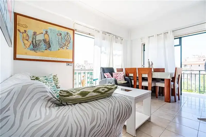 Apartment with clear views, approx. 102 m², living-dining room with balcony access, furnished and equipped kitchen, laundry room, 5 bedrooms, 1 bathroom — photo 1