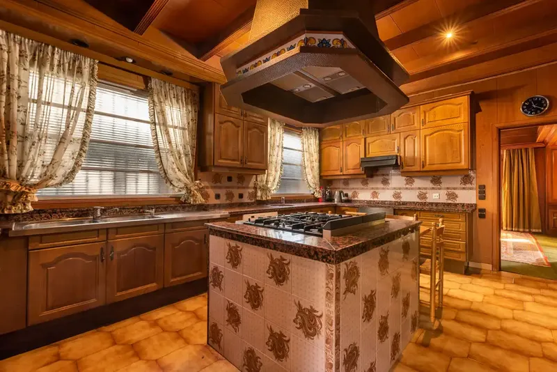 This beautiful classic Mallorcan style villa in Palma de Mallorca is located in a privileged and quiet residential area in the prestigious — photo 8