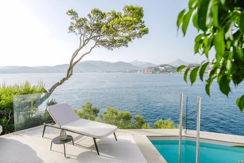Renovated villa with pool on the front line in Santa Ponsa — photo 3