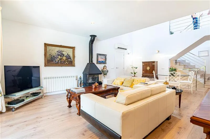 Exclusive semi-detached villa with a pool and garden on a lot of approximately 2,000 m² — photo 6