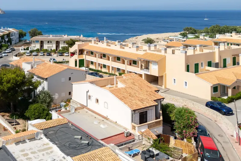 This well-maintained single-family home, located in a quiet area of Cala Ratjada, stands out for its living space of about 226 m² on a — photo 2