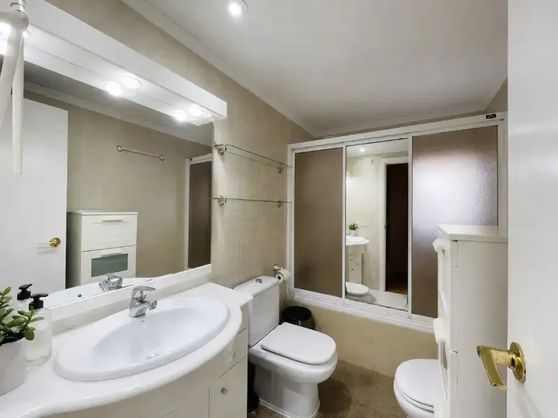 Ubicado en Santa Ponsa, una de las zonas más deseadas del suroeste de Mallorca, este espacioso apartamento ofrece bonitas vistas panorámicas — photo 9