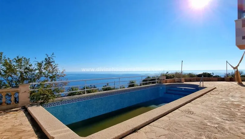 Chalet on the front line in Cala Llombards with tourist rental license — photo 4