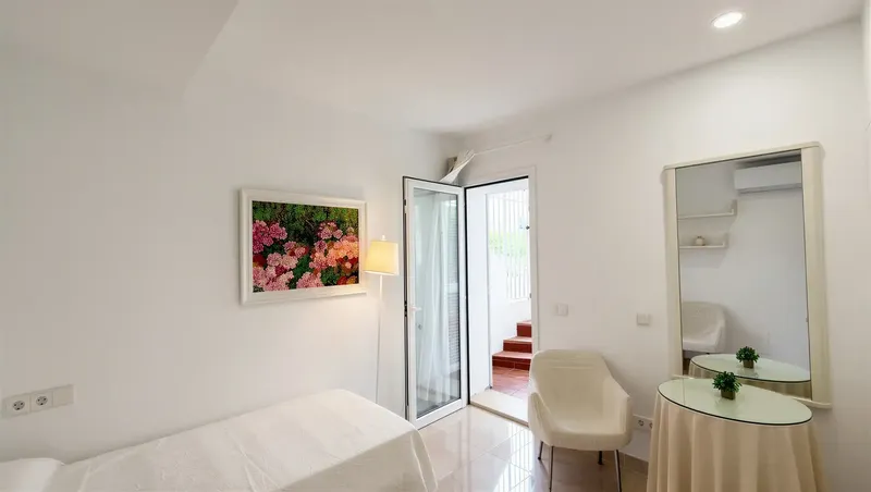 In one of the most sought-after residential areas of Palma, between the popular Portixol and the old town, is this ground-floor apartment — photo 12
