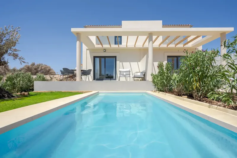 Live the most exclusive Mediterranean in Sunrise Bay Residences, a set of villas on the coast of Mallorca. — photo 1