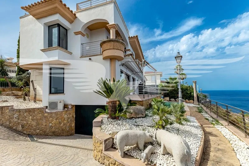 Badia Blava frontline villa in Mediterranean harmony — photo 2