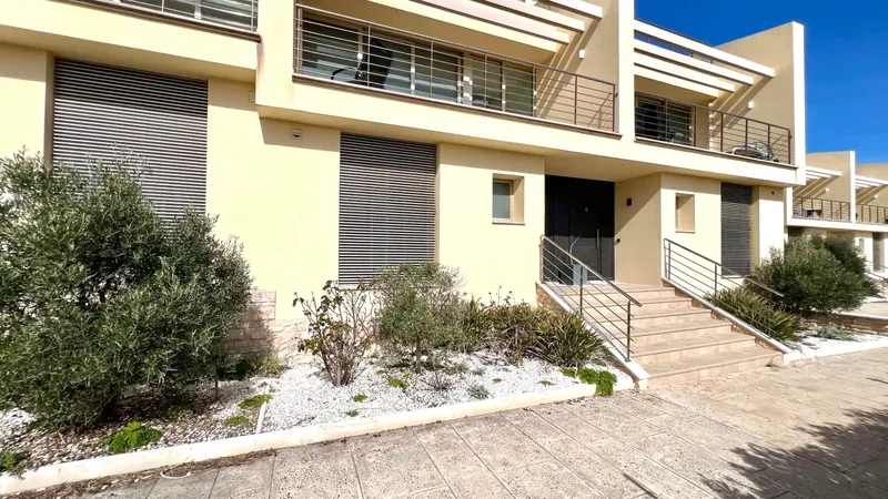 Welcome to your new home! This impressive luxury townhouse, located on a cliff on the first line of the sea, offers stunning views — photo 12