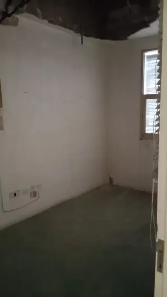 se vende 1 planta junto con un local garage de 102mq buona para inversión o reformar y vivienda.. — photo 3