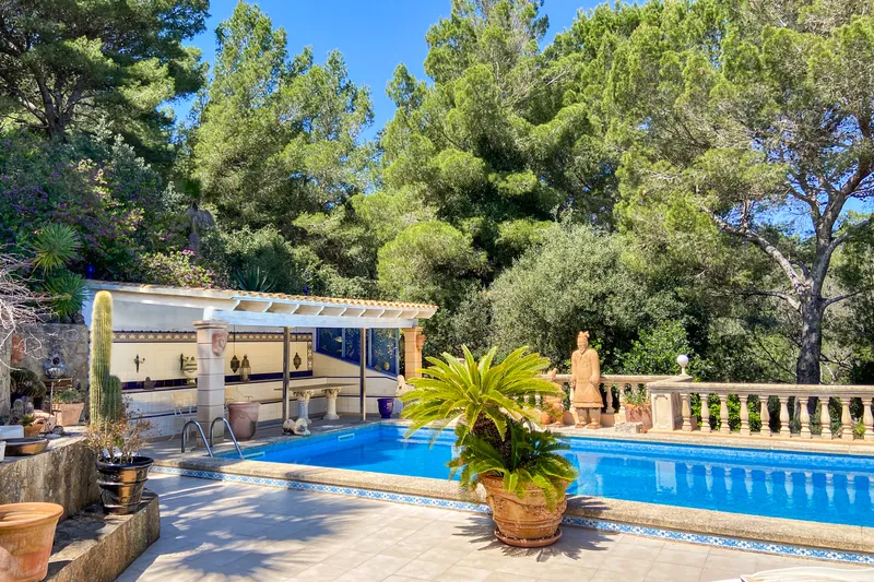 Spacious single-family home with sea views and pool plus separate guest apartment — photo 1