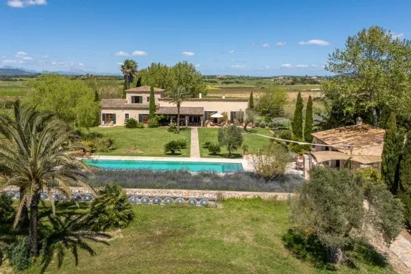 Mediterranean finca surrounded by idyllic countryside near Felanitx — photo 1