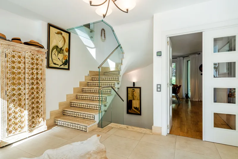 Stylish family villa with pool and garden in a quiet location — photo 5