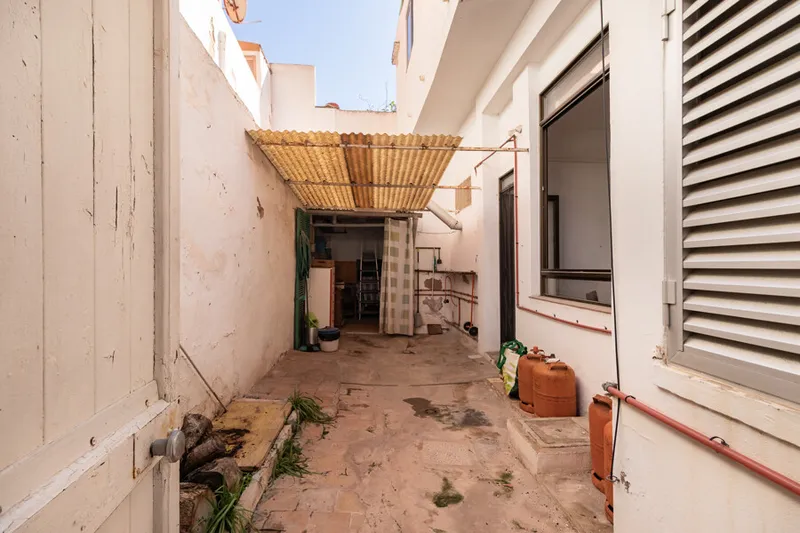 Traditional House with Rooftop Terrace offering lots of Possibilities in Prime Molinar Location — photo 8
