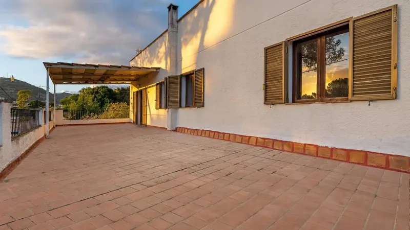 House with a total of 375 m2 built on a plot of 884 m2 in La Bonanova, Palma de Mallorca, divided into 2 apartments on the ground floor — photo 3