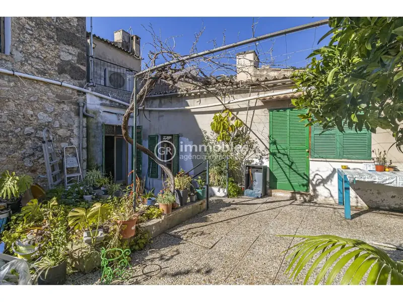We present this spacious single-family property located in a privileged location in the urban center. — photo 2