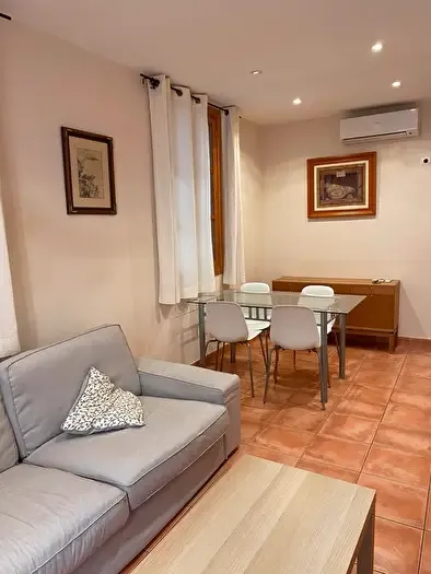 Piso de 2 habitaciones en alquiler en Centre, Cort — photo 1