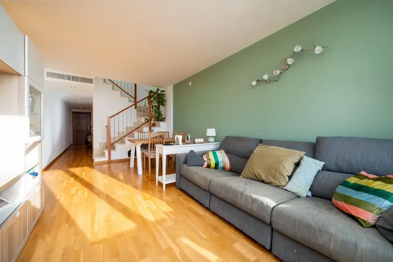 Discover this impressive duplex located in the quiet town of Vilafranca de Bonany. Built in 2008, this property is — photo 4