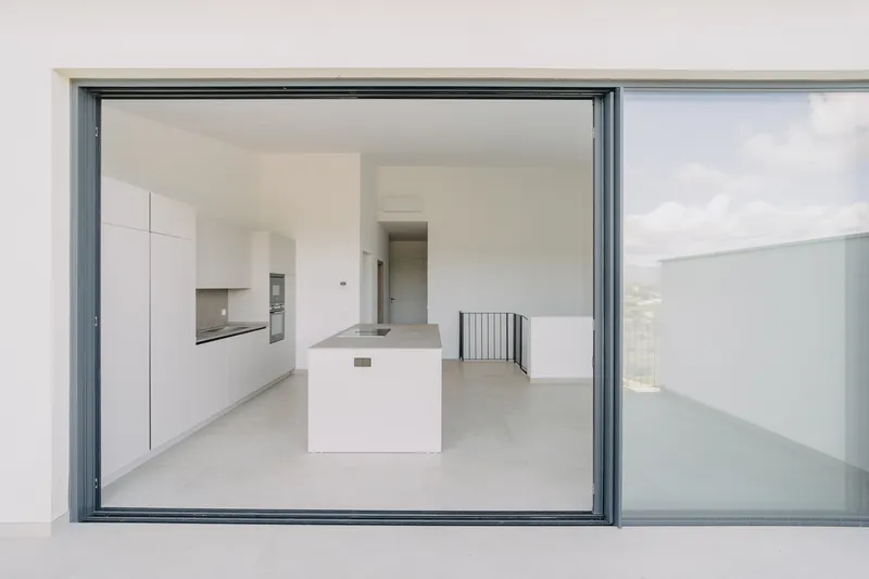 Modern three-bedroom townhouse with open views — photo 6