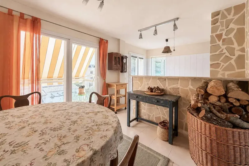 Spacious furnished flat on the third floor of a three-unit building built in 2008, occupying the entire floor — photo 9