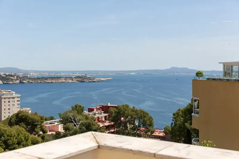 Located on the border between Bendinat and Illetes, just minutes from the coast, this exceptional penthouse offers a unique combination of space — photo 10
