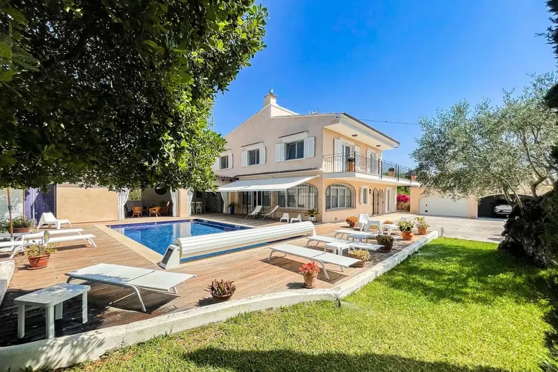Surrounded by Mediterranean vegetation and just 1.5 km from the white sandy beaches of Playa de Muro, this beautiful finca combines — photo 4
