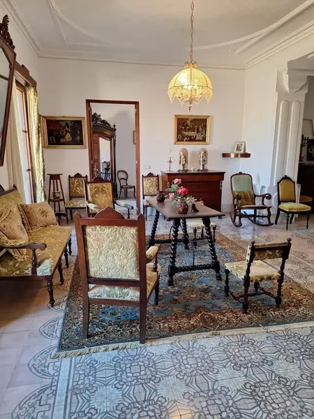 Impressive early 20th century house with all its charm and glamour, three floors, more like a mansion — photo 3