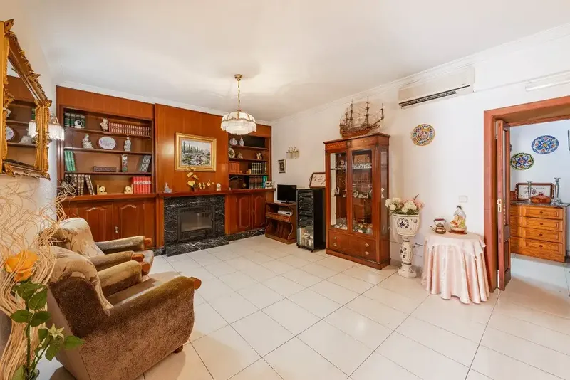 We are pleased to offer this charming village house for sale in Caimari, which boasts a wealth of authentic features and — photo 4